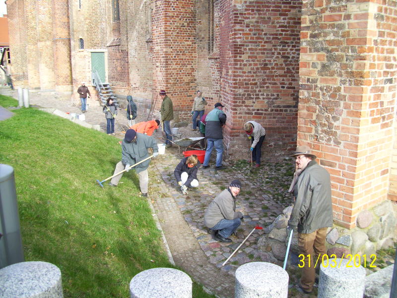 Fr&uuml;hjahrsputz an der Stiftskirche B&uuml;tzow