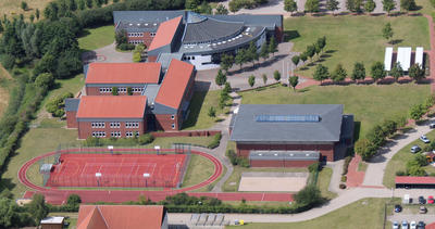 Bild vergr&ouml;&szlig;ern: Aus der Luft schaut man auf den Gebäudekomplex des Bützower Gymnasiums.