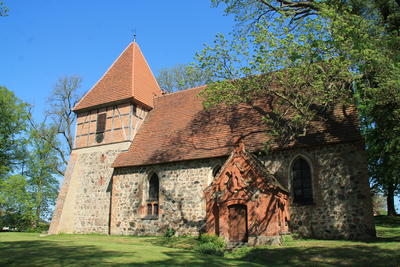 Bild vergr&ouml;&szlig;ern: Von der Straße aus erhält man eine Seitenansicht der Kirche in Baumgarten.