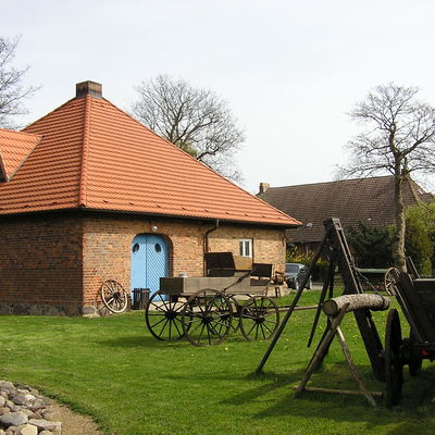 Blick auf landwirtschaftliche Ausstellungsstücke des Agrarmuseums