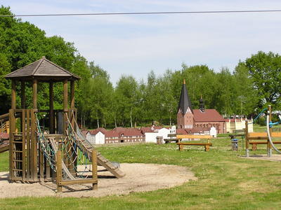Bild vergr&ouml;&szlig;ern: Vom Spielplatz aus blickt man auf die Miniaturbauten der Bützower Altstadt mit seiner Stiftskirche.