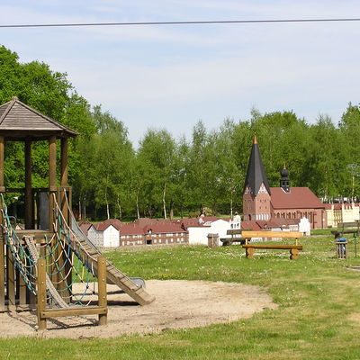 Vom Spielplatz aus blickt man auf die Miniaturbauten der Bützower Altstadt mit seiner Stiftskirche.