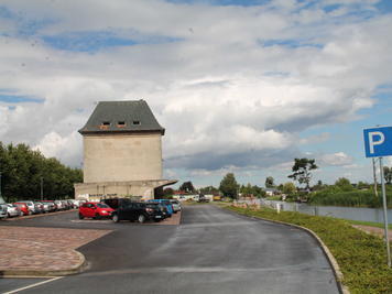 Blick auf den Parkplatz mit dem Speicher im Hintergrund