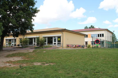 Bild vergr&ouml;&szlig;ern: Der Blick fällt über die Außenanlage auf das Gebäude der Kindertagesstätte.