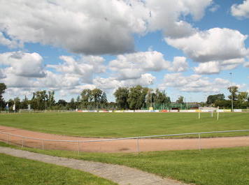 Bild vergr&ouml;&szlig;ern: Das Bild zeigt den Sportplatz am Wall mit dem Fußballfeld.