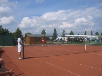 Bild vergr&ouml;&szlig;ern: Das Bild zeigt den Tennisplatz in der Gemeinde Rühn.