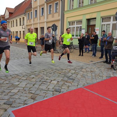 Bild vergr&ouml;&szlig;ern: 14. B&uuml;Wo-Citylauf Staffel Zieleinlauf