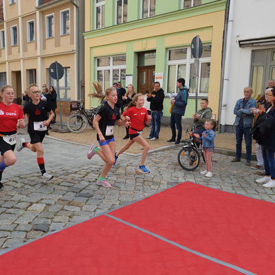 Bild vergr&ouml;&szlig;ern: 14. B&uuml;Wo-Citylauf Staffel Zieleinlauf 2
