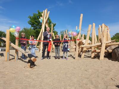 Bild vergr��ern: Neuer Spielplatz Park am Schloss