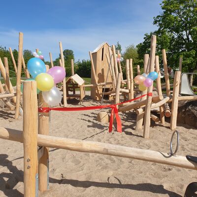 Bild vergr&ouml;&szlig;ern: Neuer Spielplatz Park am Schloss1
