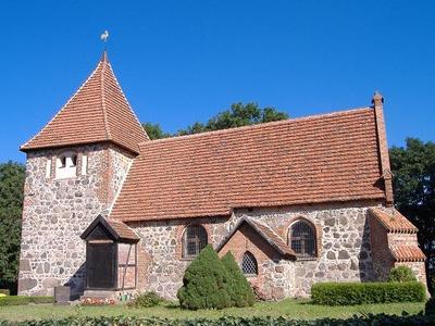 Bild vergr&ouml;&szlig;ern: Blick auf die Kirche in Laase