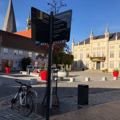 Bild vergr&ouml;&szlig;ern: Wegweiser am Markt 