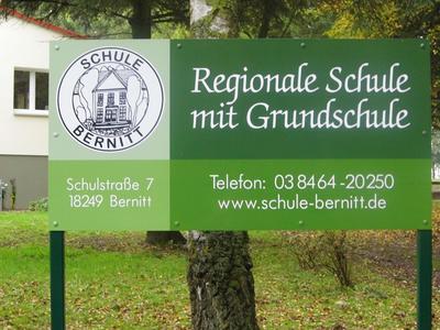 Bild vergr&ouml;&szlig;ern: Schule Bernitt Schulschild