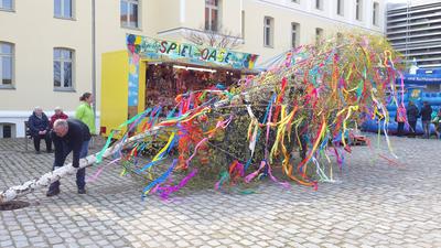 Bild vergr��ern: Fr�hlingsfest - Maibaum aufstellen