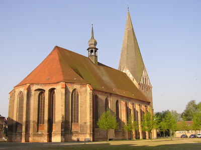 Bild vergr&ouml;&szlig;ern: Blick auf die Stiftskirche vom Kirchenplatz aus