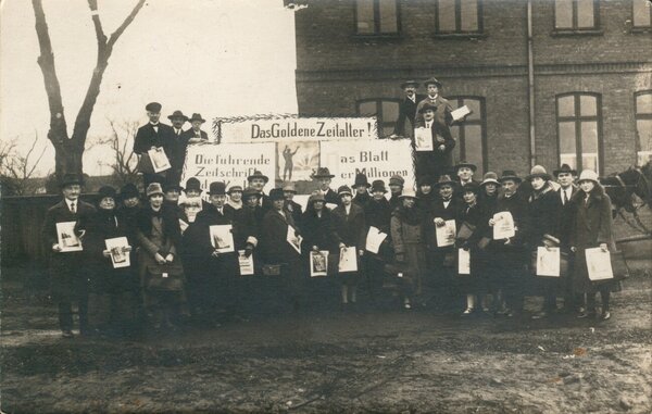Bild vergr&ouml;&szlig;ern: Güstrower Gemeinde der Zeugen Jehovas, um 1930. Der Bützower Bäckermeister Otto Schoknecht, 7. Person von links, und seine Frau waren in der DDR einige Jahre inhaftiert, weil sie Zeugen Jehovas waren.