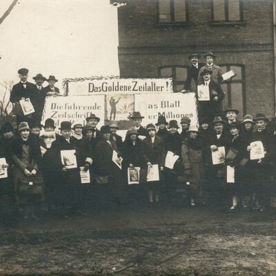 Güstrower Gemeinde der Zeugen Jehovas, um 1930. Der Bützower Bäckermeister Otto Schoknecht, 7. Person von links, und seine Frau waren in der DDR einige Jahre inhaftiert, weil sie Zeugen Jehovas waren. 